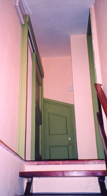 agriturismo a spoleto - interno - arrivo della scala e porte sagomate